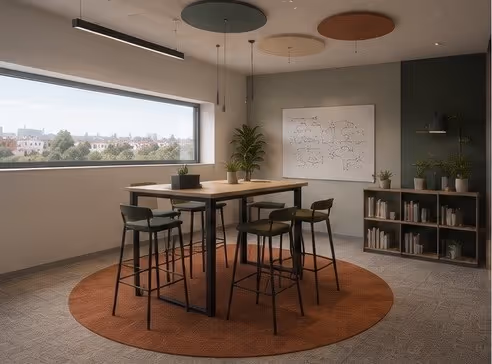 Kreativ- und Breakout-Bereich mit Stehtisch, Whiteboard und Tageslicht – Visualisierung.