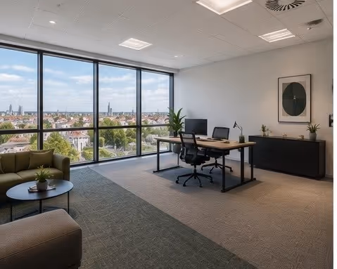 Einzelbüro mit bodentiefen Fenstern und weitem Blick über die Stadt – Visualisierung.