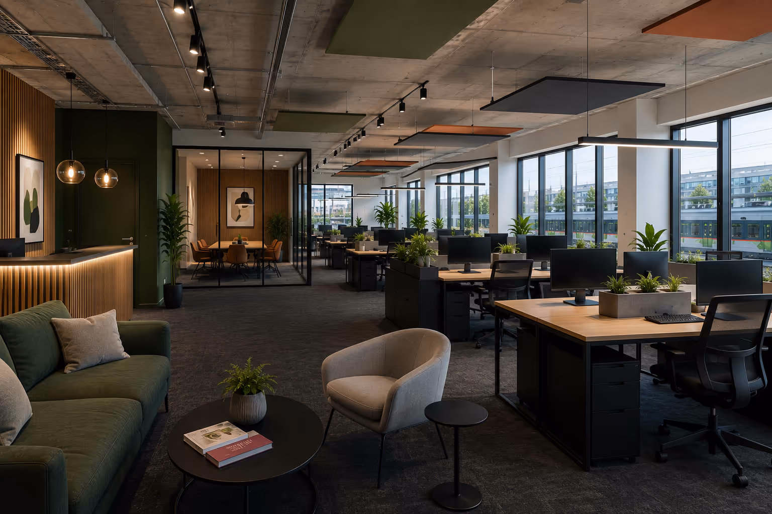 Offener Open-Space-Arbeitsbereich mit begrünten Akzenten und viel Tageslicht.